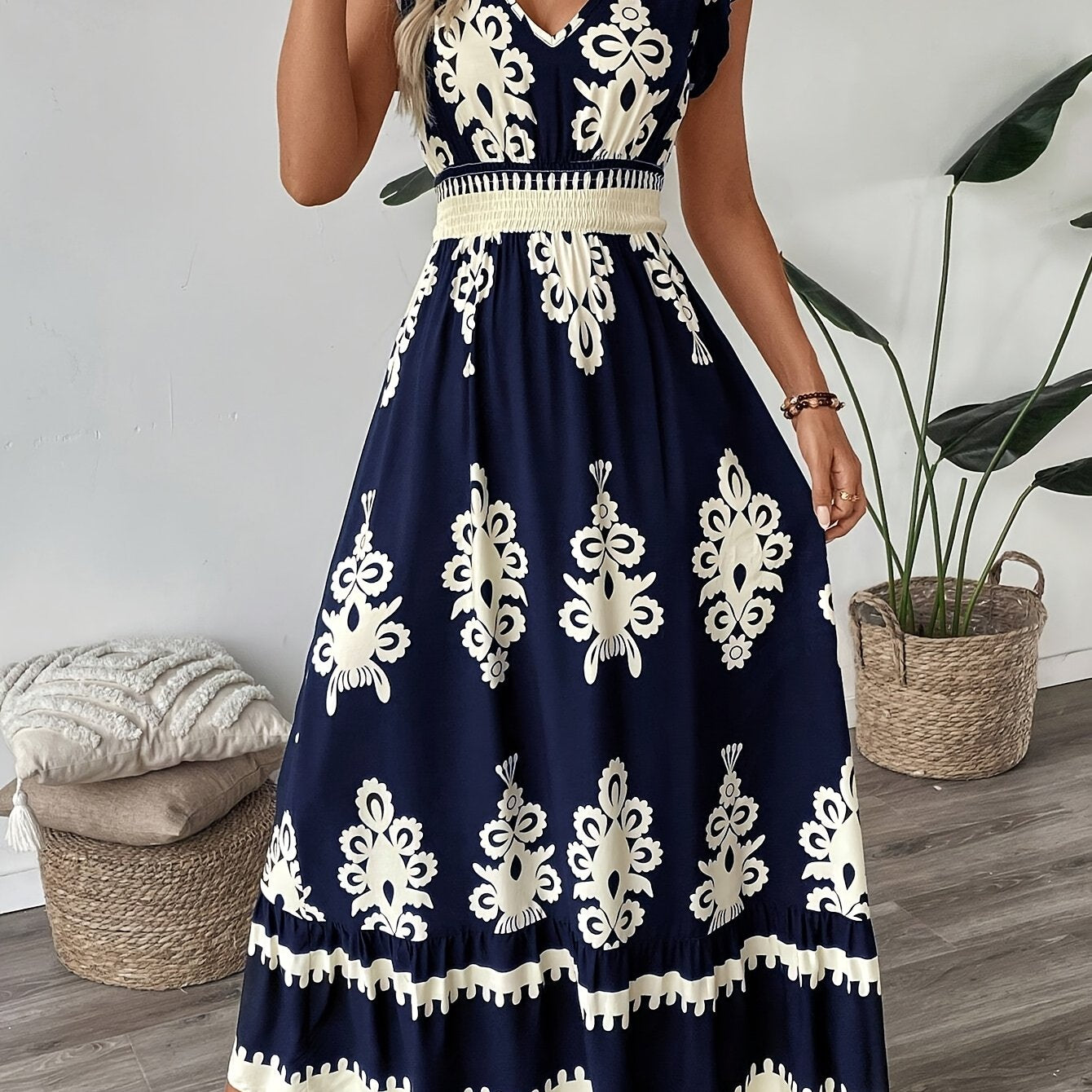 Dunkelblaues Blumenkleid mit V-Ausschnitt und Rüschen