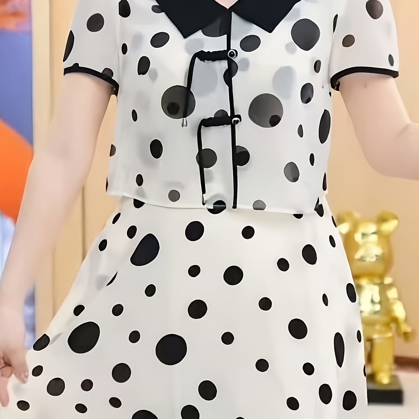Stylisches Schwarz-Weißes Erbsenkleid - A-Linien-Schnitt, V-Ausschnitt, kurze Ärmel