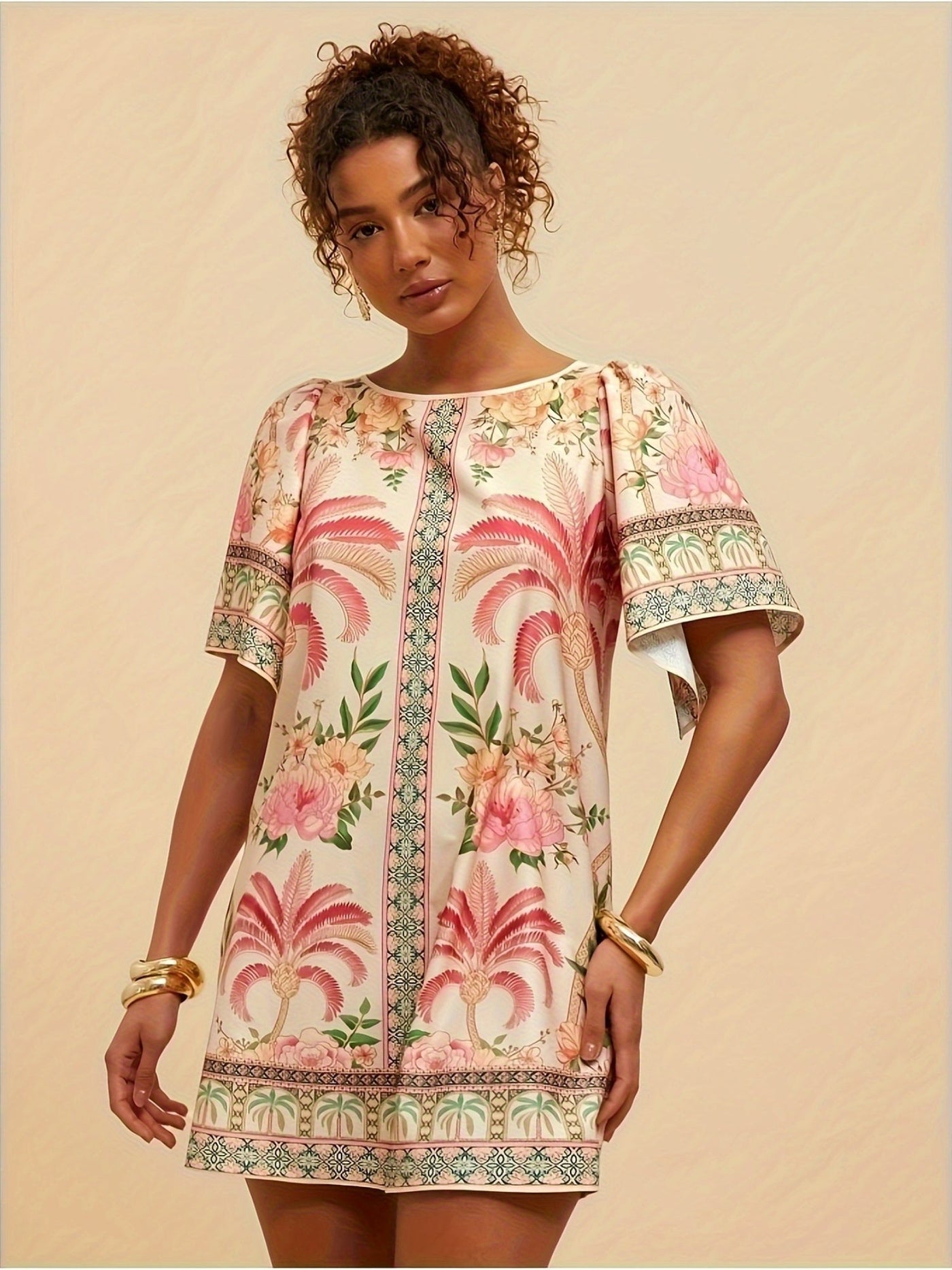 Sommerliches Minikleid in Rosa mit tropischem Blumenmuster und lässigen kurzen Ärmeln