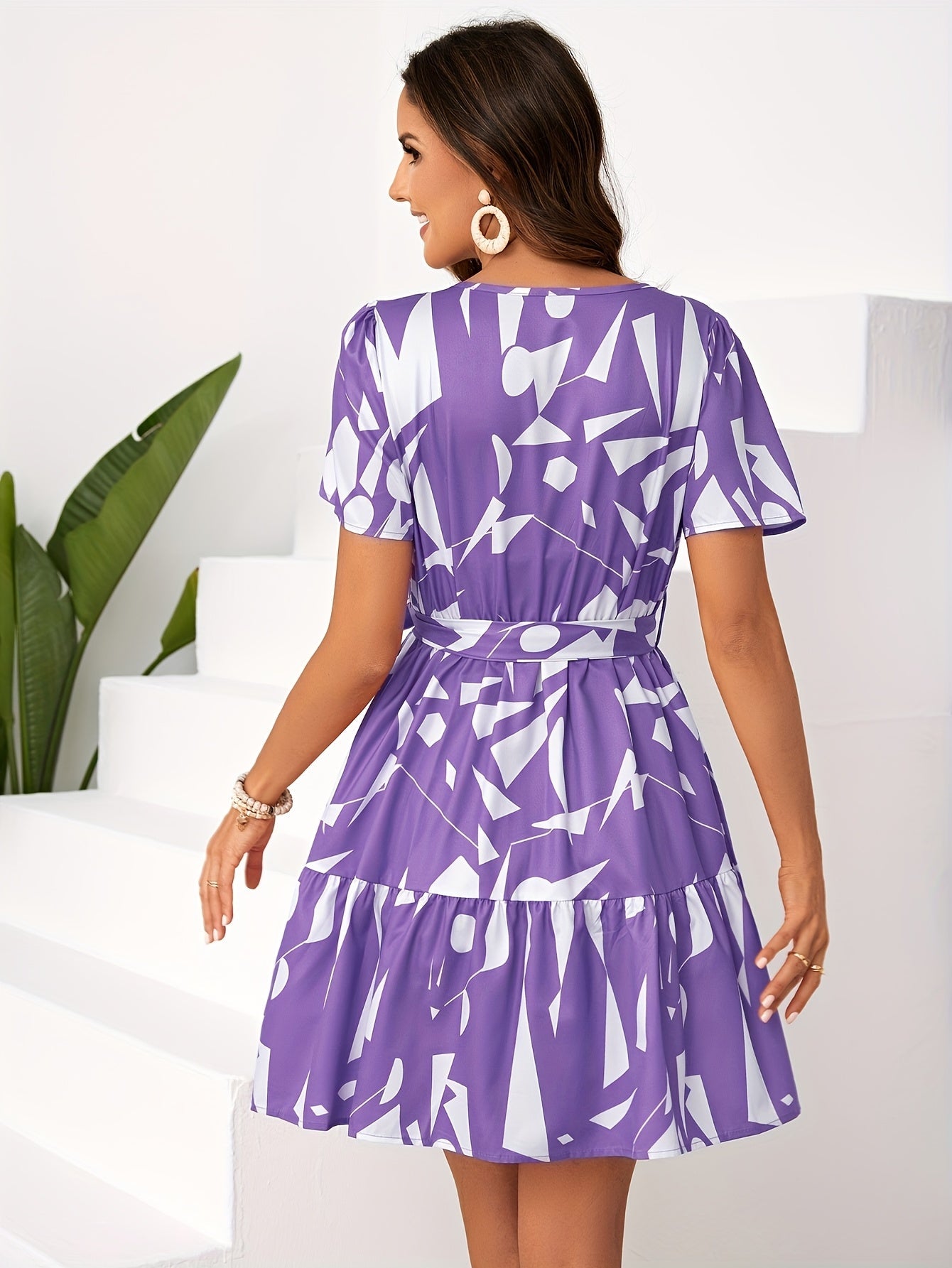 Bedrucktes Kleid mit frechem Ausschnitt - A-Linie, Volant und Taillenband