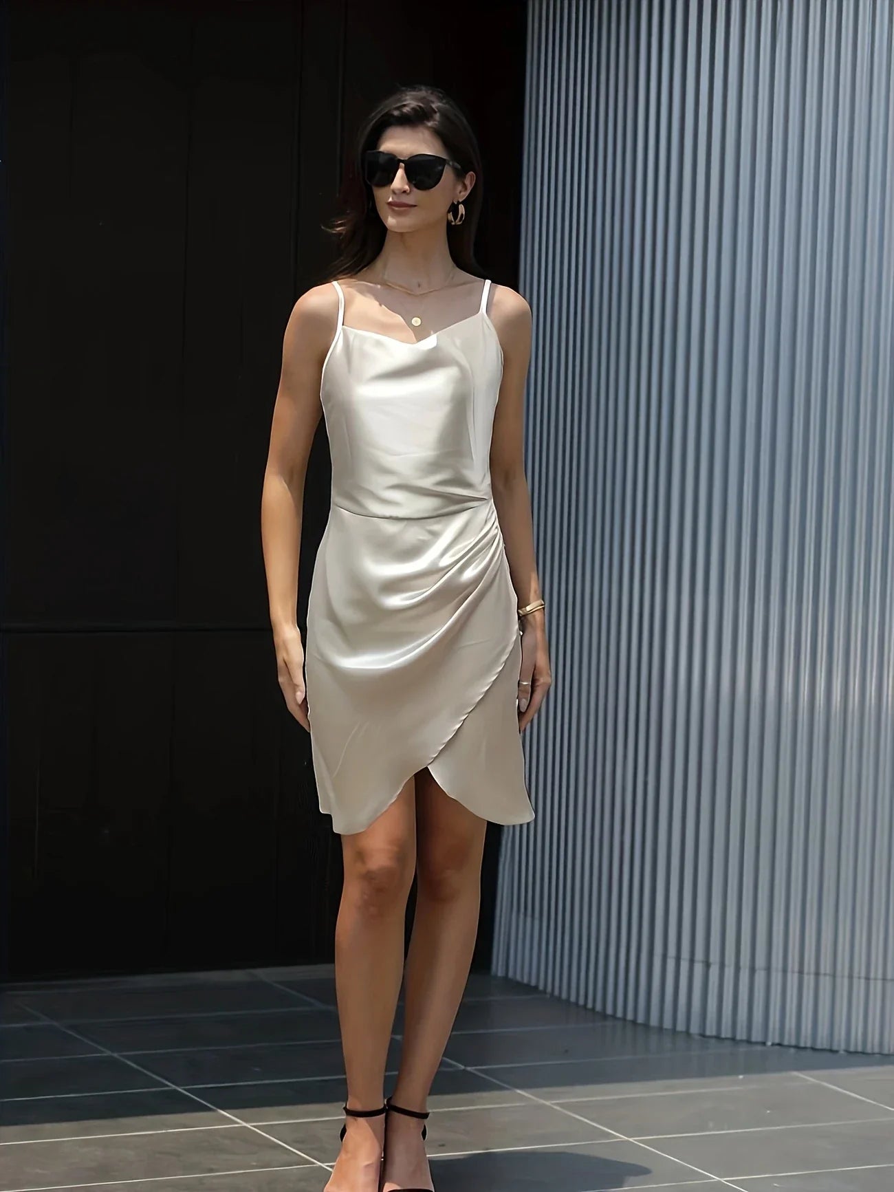 Elegantes ärmelloses Kleid – mit hoher Taille und asymmetrischem Saum, perfekt für den Sommer und festliche Anlässe