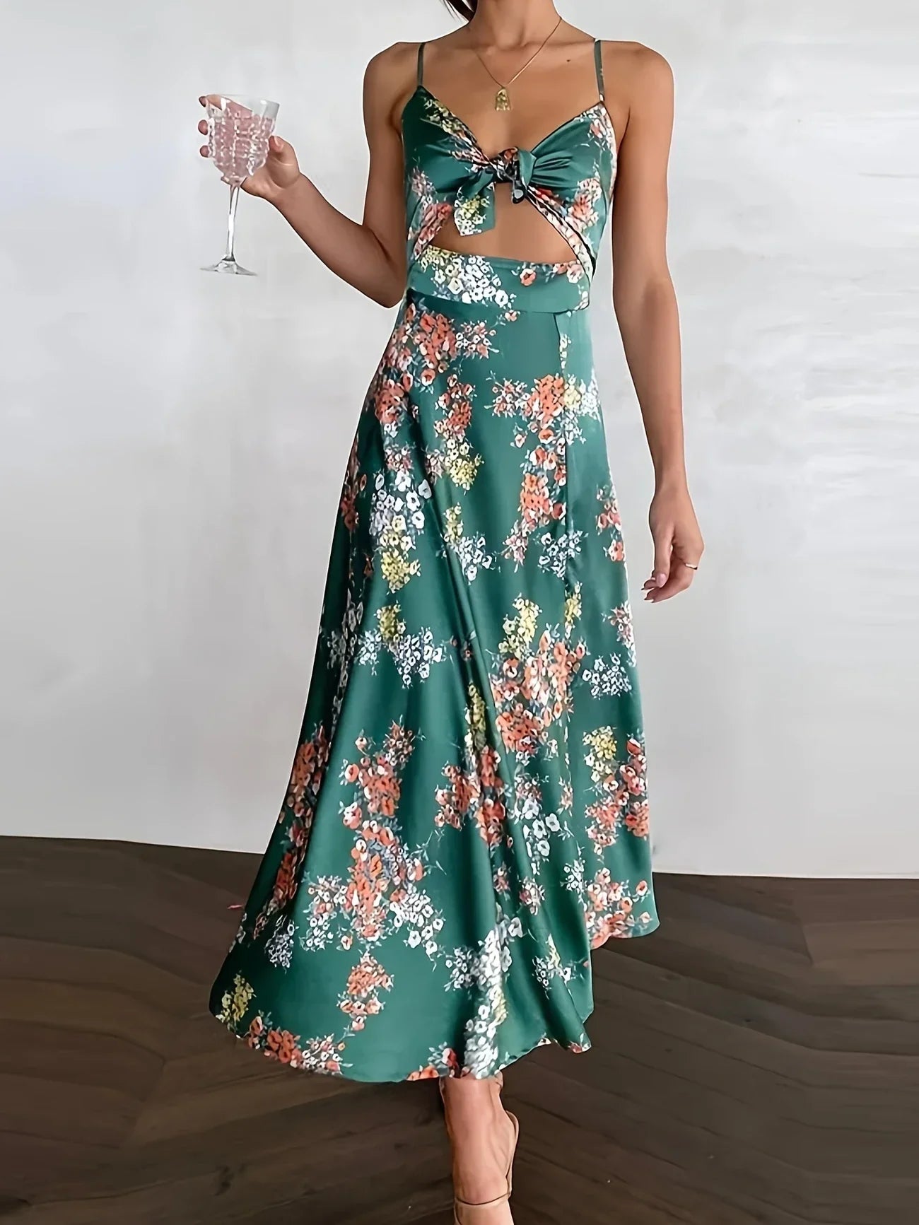 Maxikleid aus französischem Satin – mit Blumenmuster, asymmetrischem Saum, ärmellos, luftig und stilvoll für sommerliche Feste