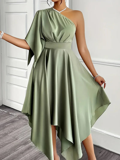 Satinkleid mit One-Shoulder-Design – Rüschärmel, asymmetrischer Saum, figurbetontes Modell, luxuriöses Abendkleid