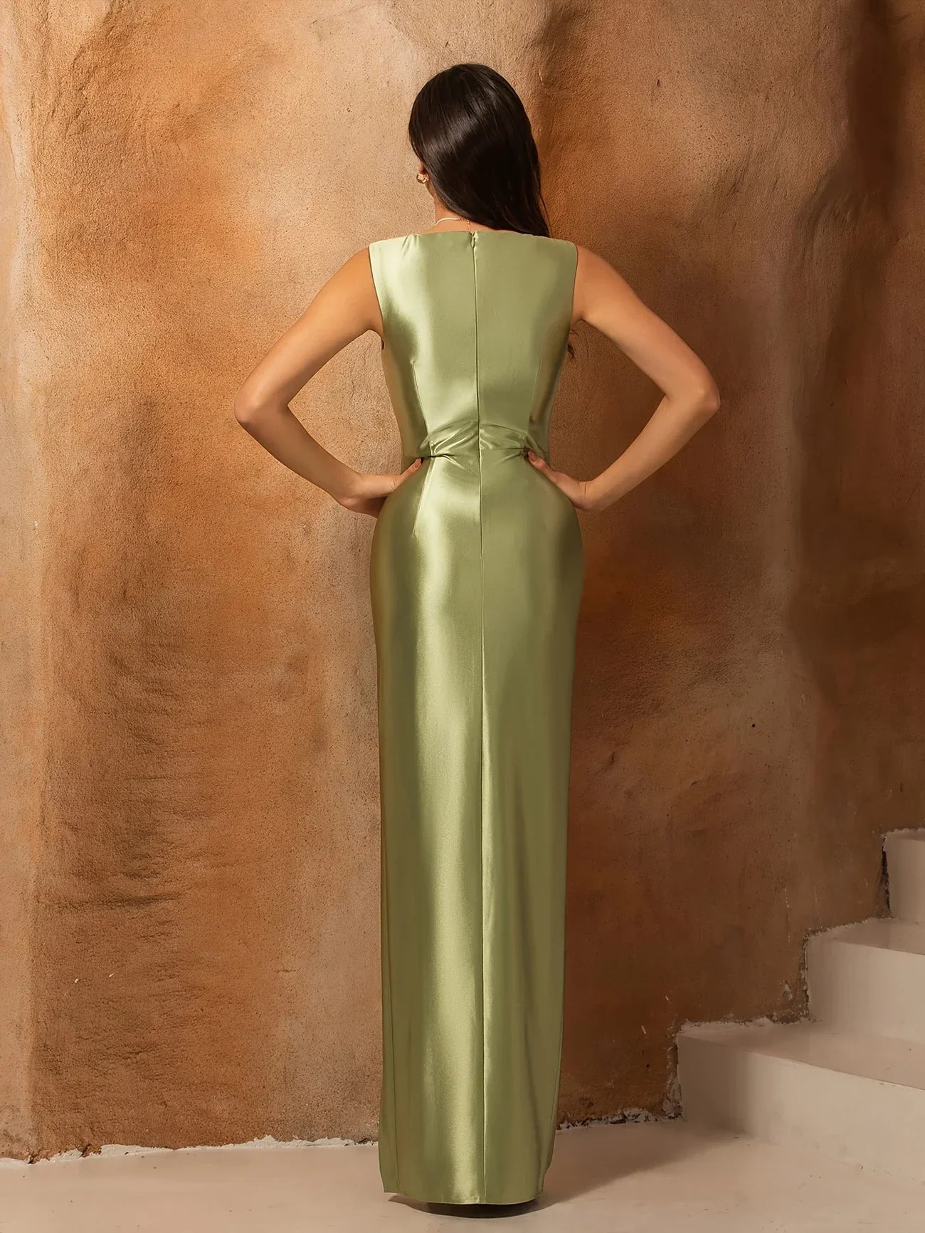 Abendkleid aus Satin – Ärmelloses Maxikleid mit hoher Taille und Falten, perfekt für den Urlaub.