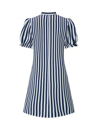 Blaues Strickkleid mit Streifen und V-Ausschnitt