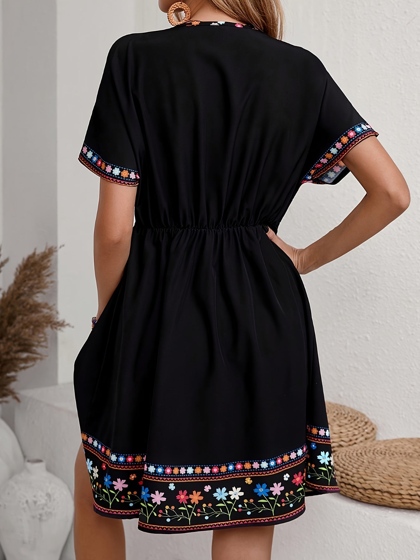 Weiß-blaues Sommerkleid mit Blumenmuster und V-Ausschnitt