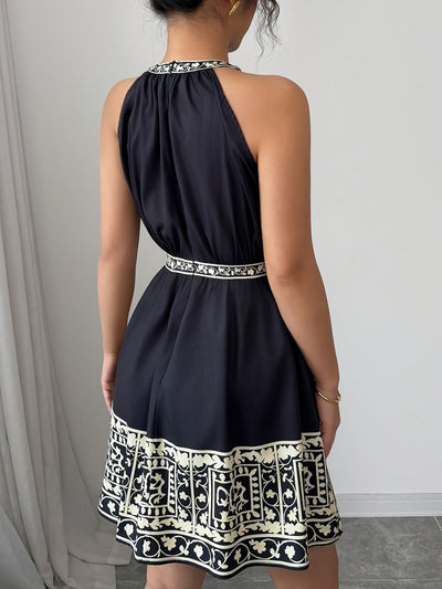 Elegantes trägerloses Minikleid mit Ärmeln Geometrisches Muster in Schwarz und Weiß