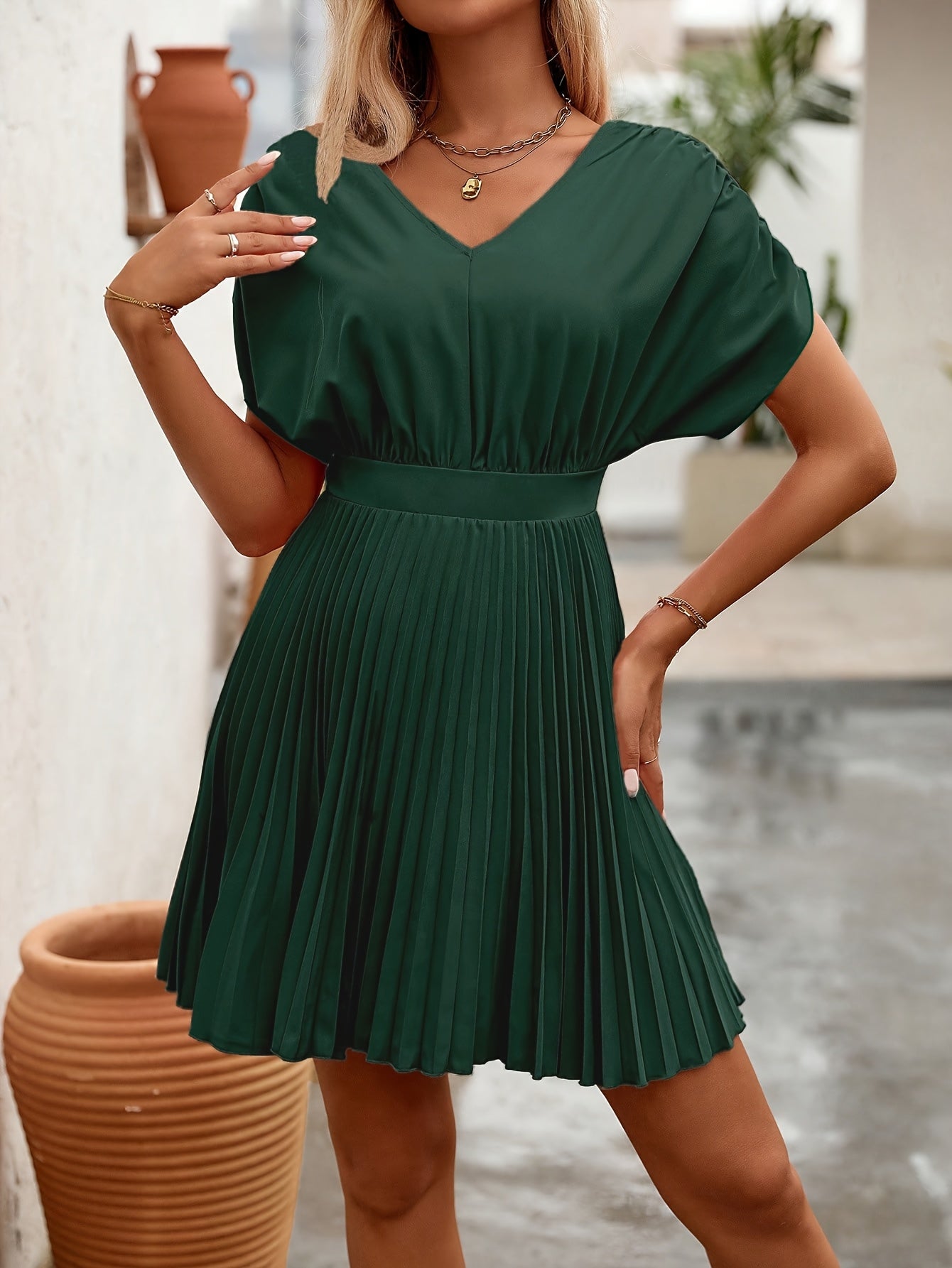 Grünes Damenkleid mit ausgestelltem Schnitt, Rüschen und V-Ausschnitt