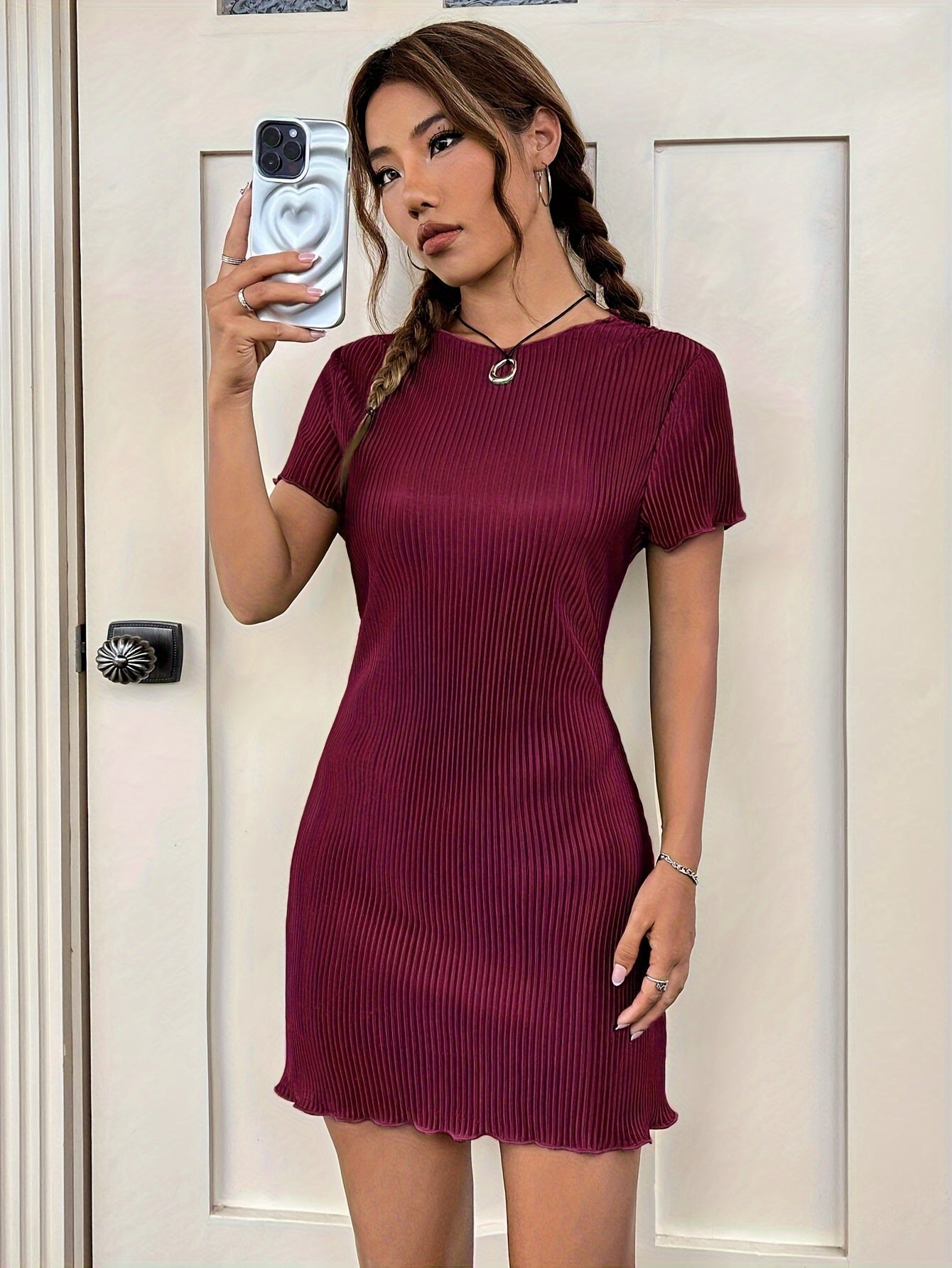 Elegantes tailliertes Kleid aus geripptem Stoff mit kurzen Ärmeln