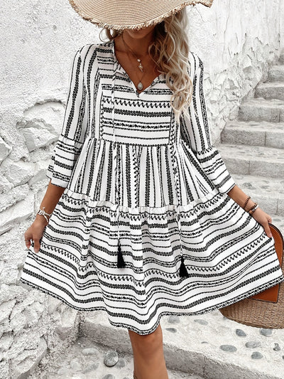 A-Linien-Kleid mit geometrischem Muster und Ärmeln mit Volants