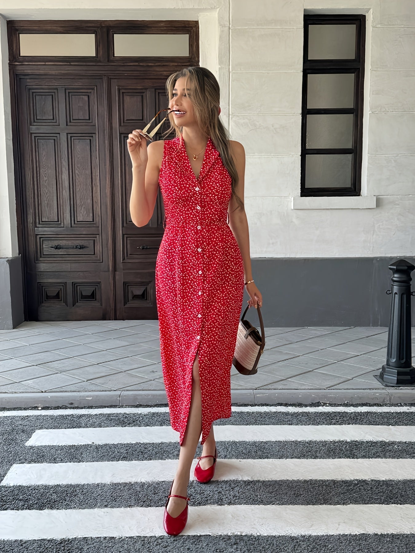 Rotes Midikleid mit Blumenmuster und Taillenbindung