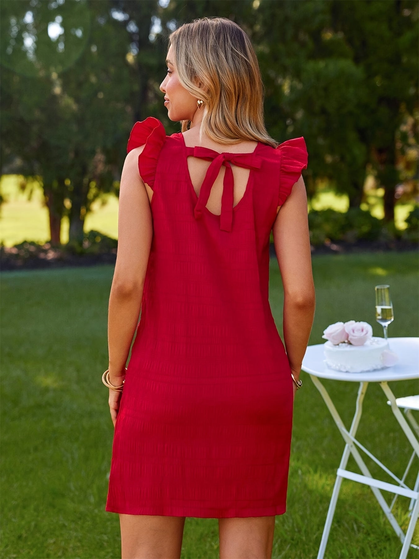 Elegantes rotes Minikleid mit Rüschen und Falten