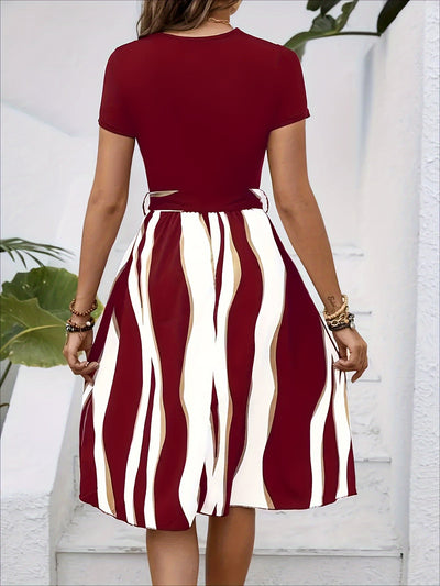 Sommerkleid mit Streifen, Gürtel, kurzen Ärmeln – Einfach