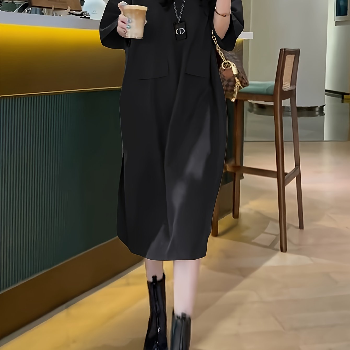Elegantes ärmelloses Kleid mit frechem Ausschnitt und Taschen - Midi-Länge
