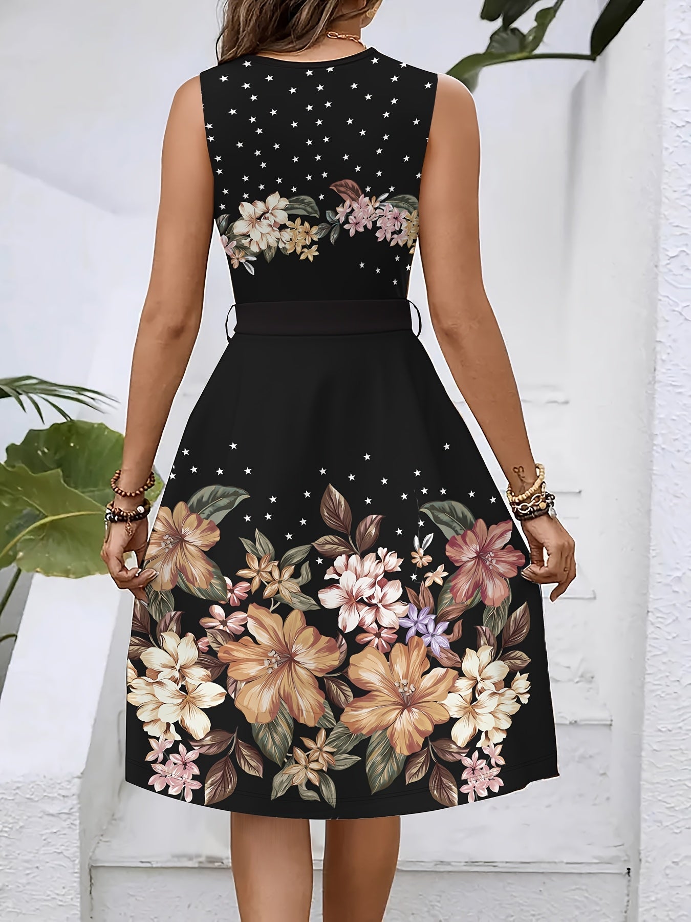 Ärmelloses Damenkleid mit Blumenmuster und Gürtel – Sternennacht-Motiv