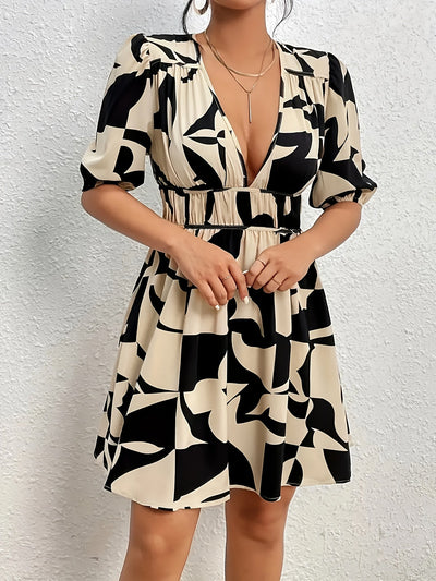 Beiges Sommerkleid mit geometrischem Muster und Rüschen