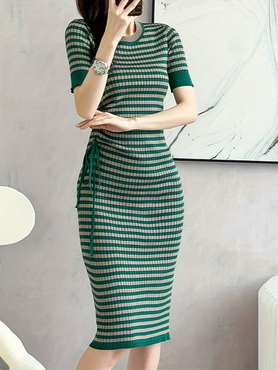 Elegantes Bodycon-Kleid mit kurzen Ärmeln - Gestreift mit Knitterfalte