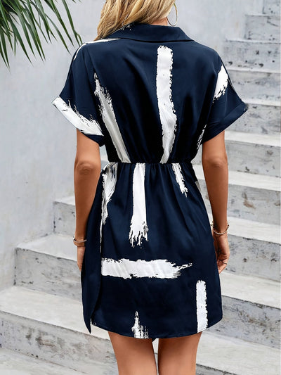 Dunkelblaues Kleid mit Bindegürtel und abstraktem Muster