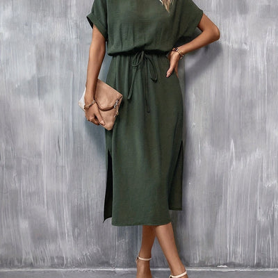 Elegantes Kleid mit kurzen Ärmeln, Taillenbindung und Schlitz – A-Linien-Schnitt