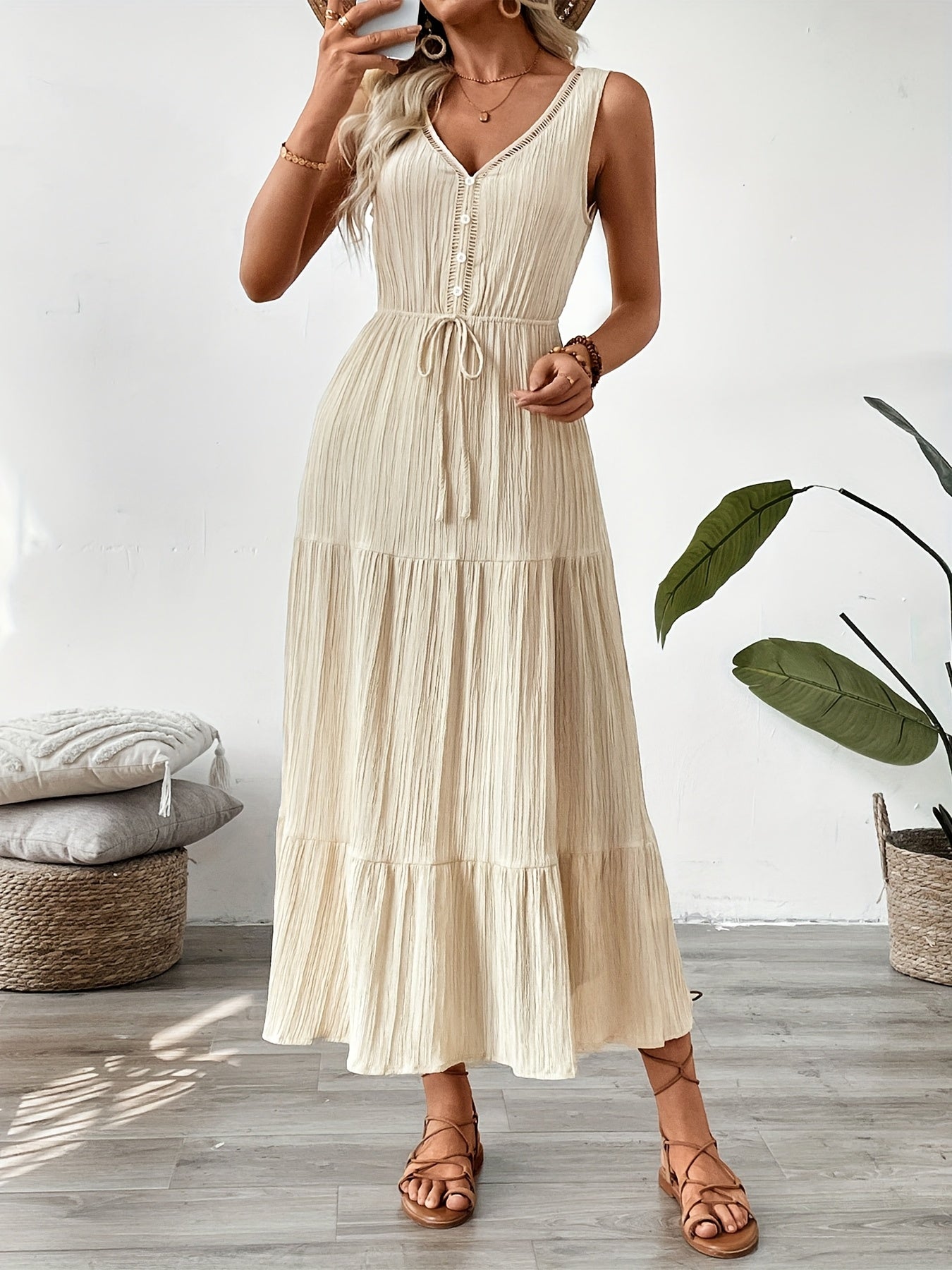 Beigefarbenes Sommerkleid mit V-Ausschnitt, ärmellos, leicht und luftig.