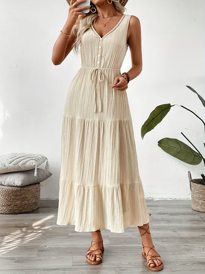 Beigefarbenes Sommerkleid mit V-Ausschnitt, ärmellos, leicht und luftig.