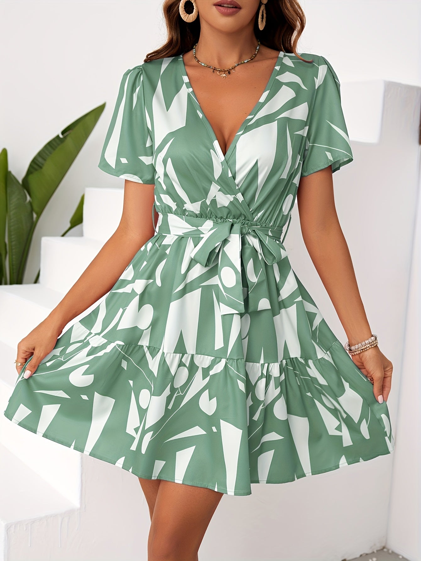 Bedrucktes Kleid mit frechem Ausschnitt - A-Linie, Volant und Taillenband