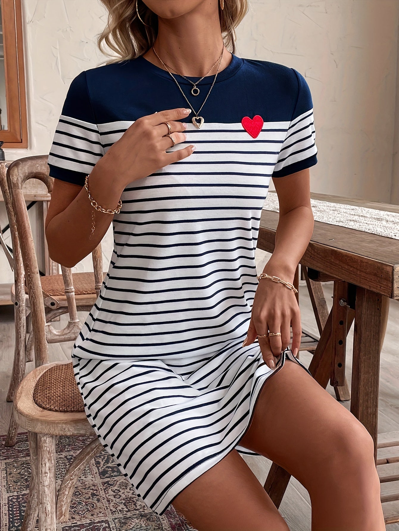 Gestreiftes Kurzarmkleid - Colour Block mit herzförmigem Aufnäher