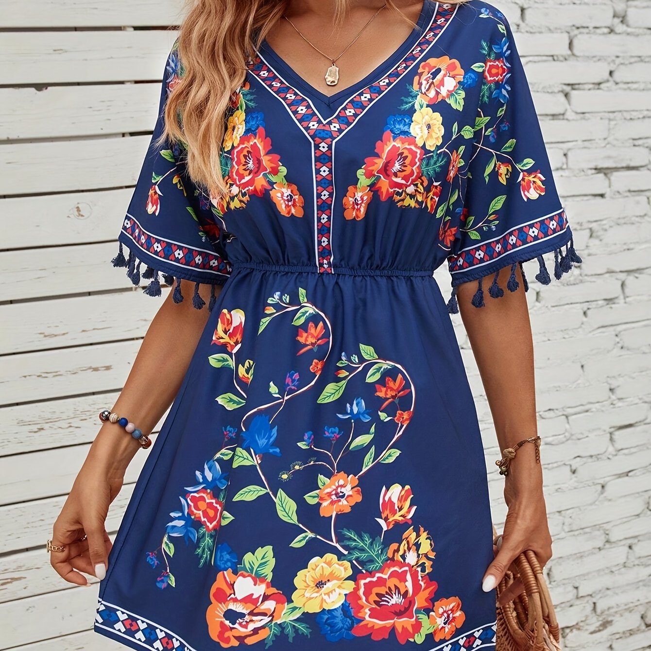 Kleid mit spitzem Ausschnitt, quadratischem Muster und Quasten, eleganten kurzen Ärmeln