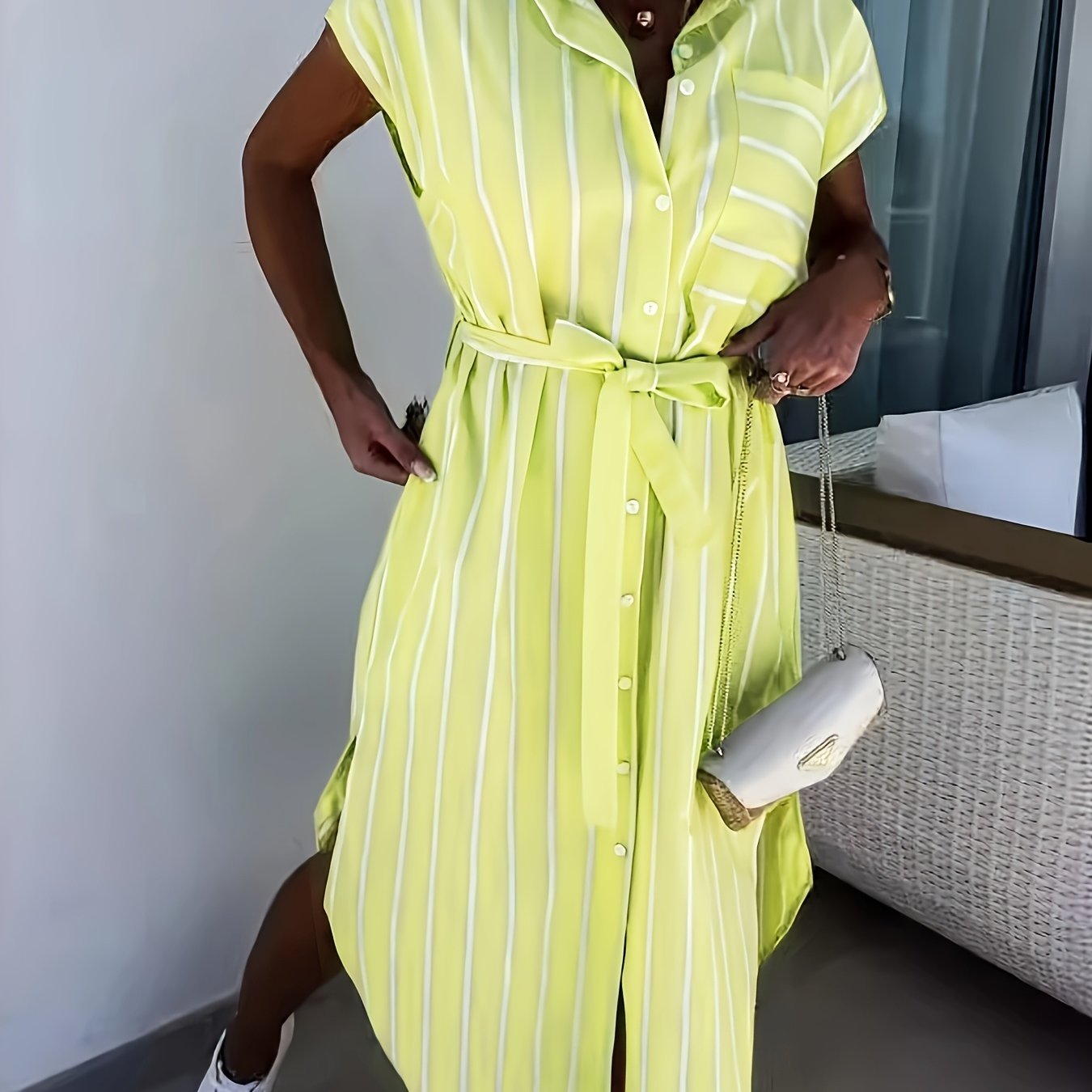 Sommerliches gestreiftes Maxikleid mit langen Ärmeln, lockerem Kragen und Stehkragen