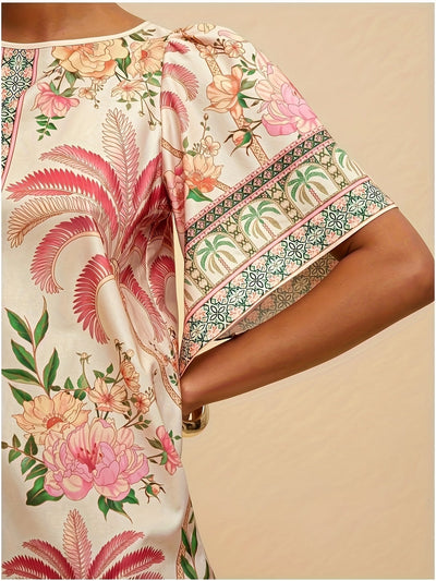 Sommerliches Minikleid in Rosa mit tropischem Blumenmuster und lässigen kurzen Ärmeln