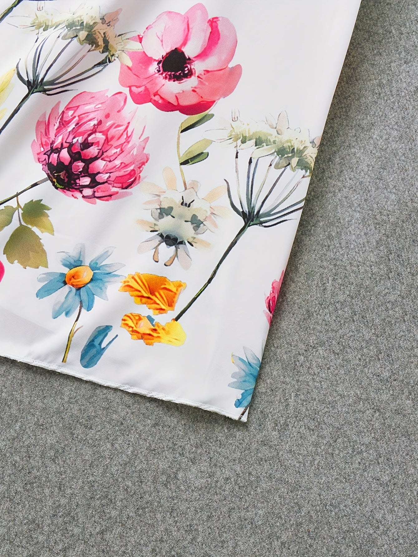 Elegantes weißes Sommerkleid mit Blumenmuster und schulterfreiem Design