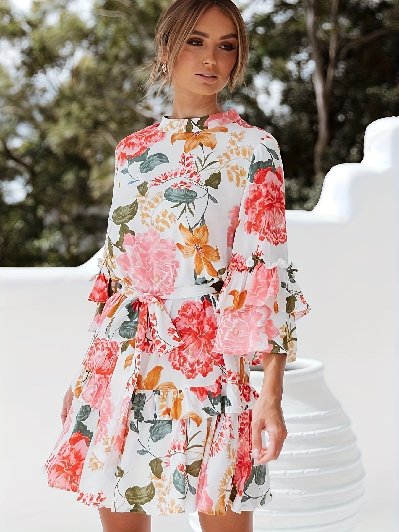 Rosa Sommerkleid für Frauen mit Blumenmotiv, in der Taille mit Rüschen gebunden