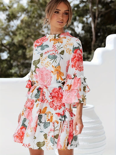 Rosa Sommerkleid für Frauen mit Blumenmotiv, in der Taille mit Rüschen gebunden