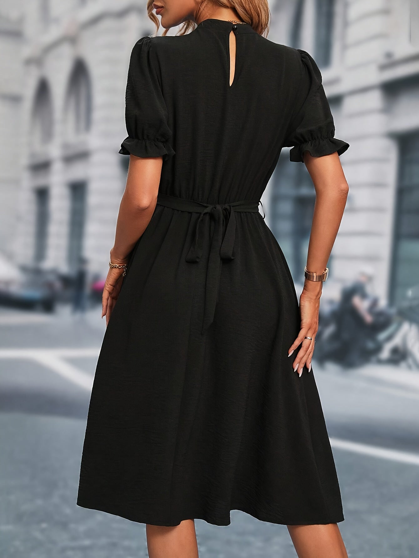 Schwarzes A-Linien Kleid mit Gürtel elegant und bequem