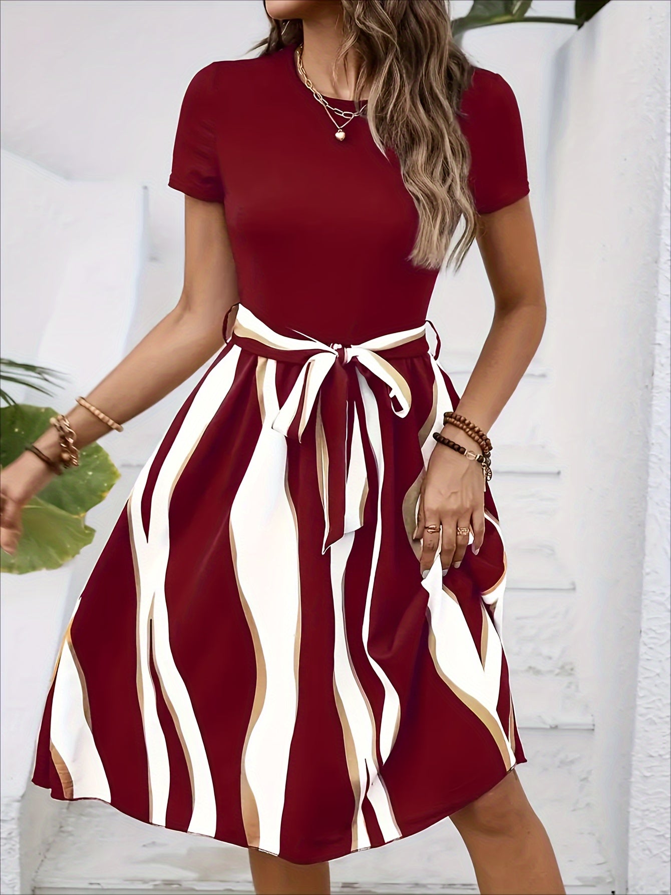 Sommerkleid mit Streifen, Gürtel, kurzen Ärmeln – Einfach