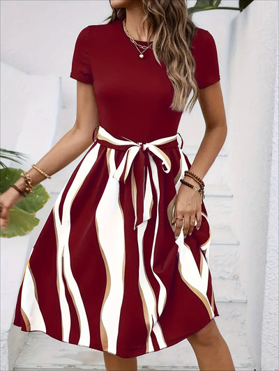 Sommerkleid mit Streifen, Gürtel, kurzen Ärmeln – Einfach