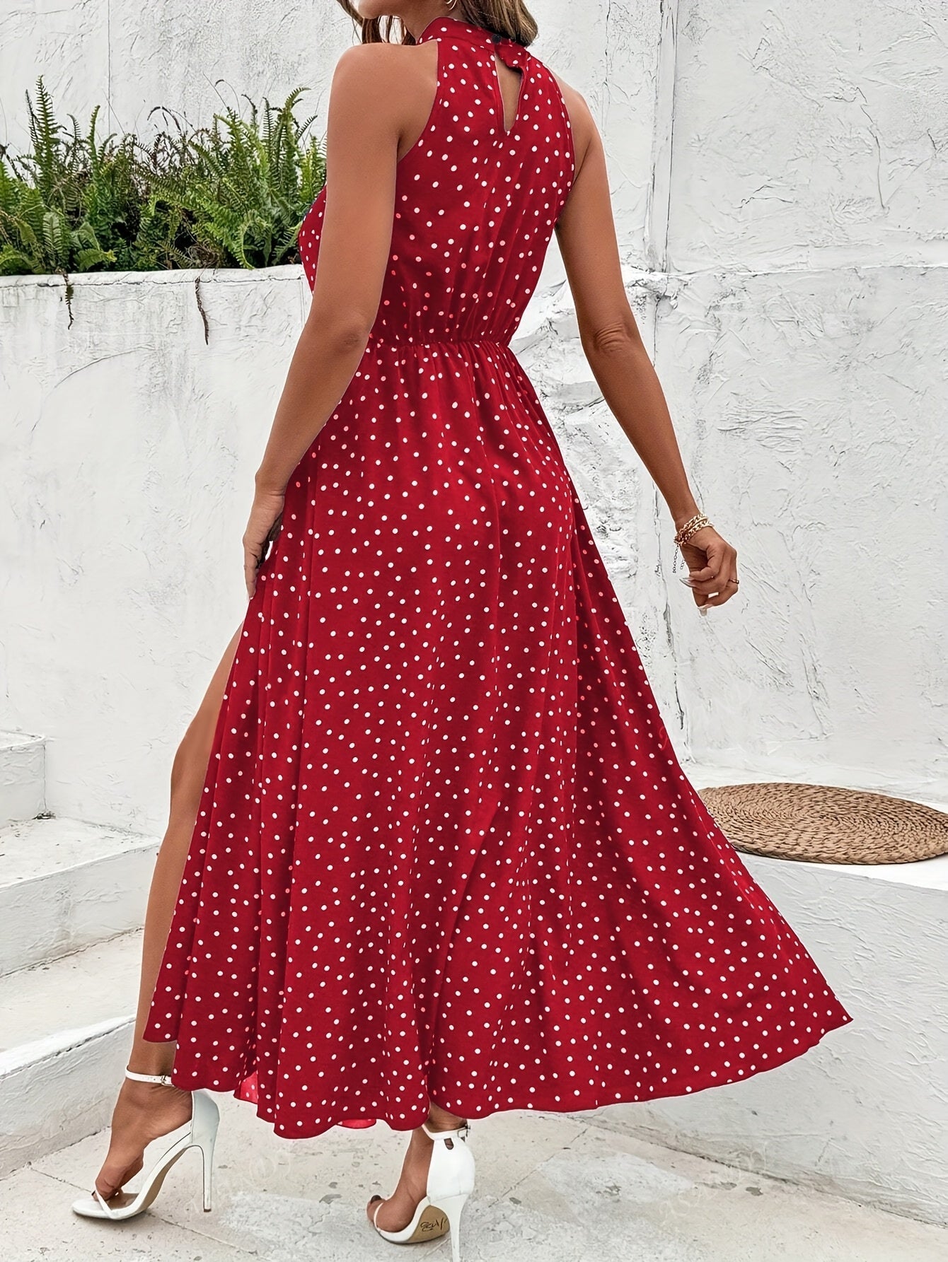 Elegantes Erbsenmantelkleid mit langen Ärmeln und offenem Rücken