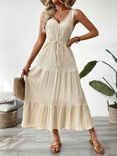 Beigefarbenes Sommerkleid mit V-Ausschnitt, ärmellos, leicht und luftig.