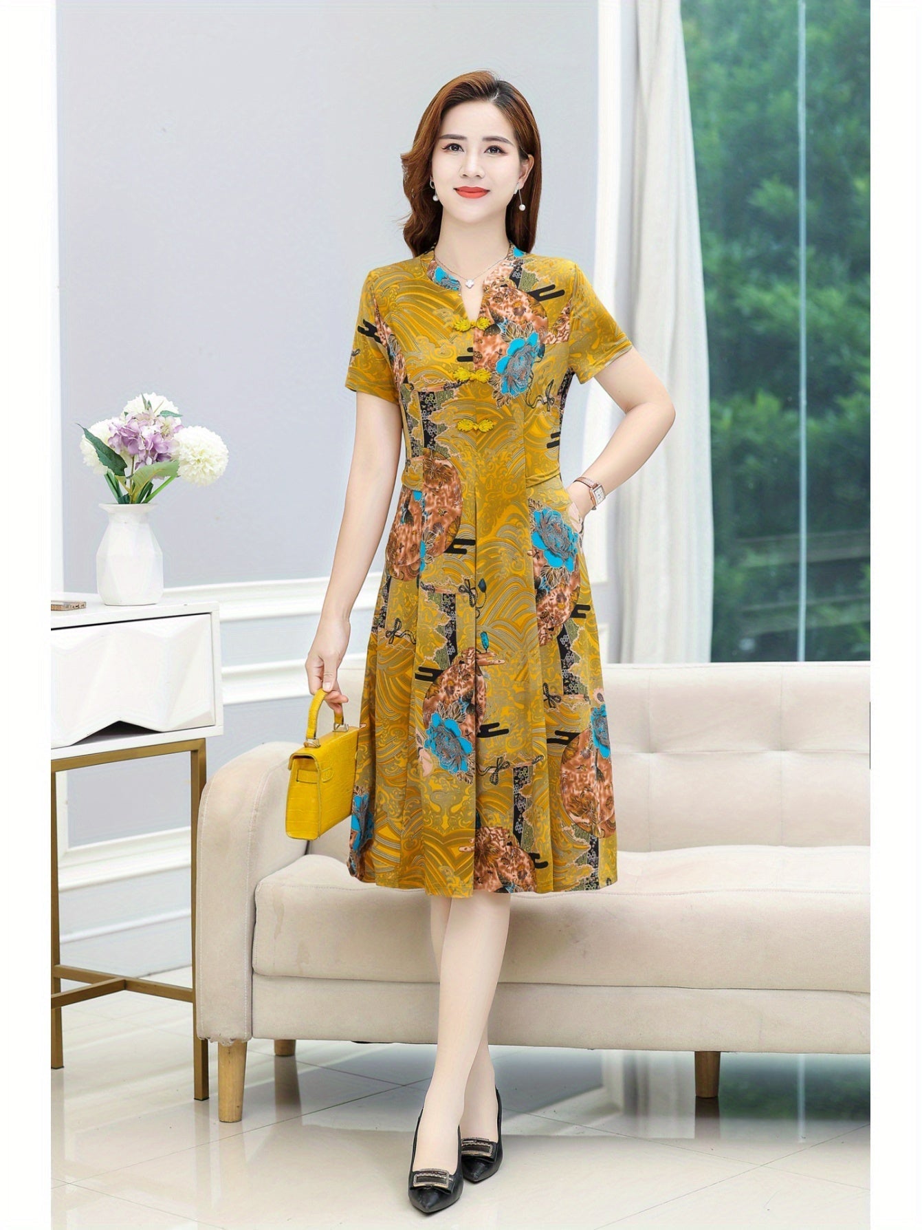 Floral gemustertes Kleid mit frechem Ausschnitt - kurze Ärmel - für Damen