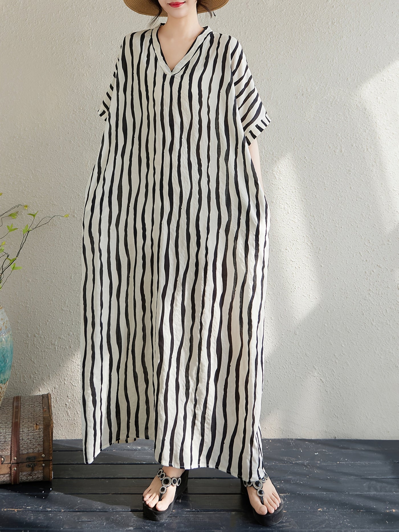 Gestreiftes Kleid in Übergröße mit V-Ausschnitt - Holiday Style