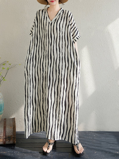 Gestreiftes Kleid in Übergröße mit V-Ausschnitt - Holiday Style