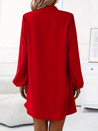 Stilvolles Kleid mit langen Ärmeln und V-Ausschnitt
