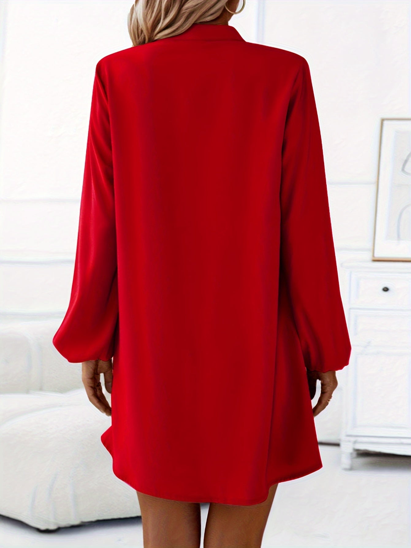 Schickes langärmeliges Kleid mit Ausschnitt