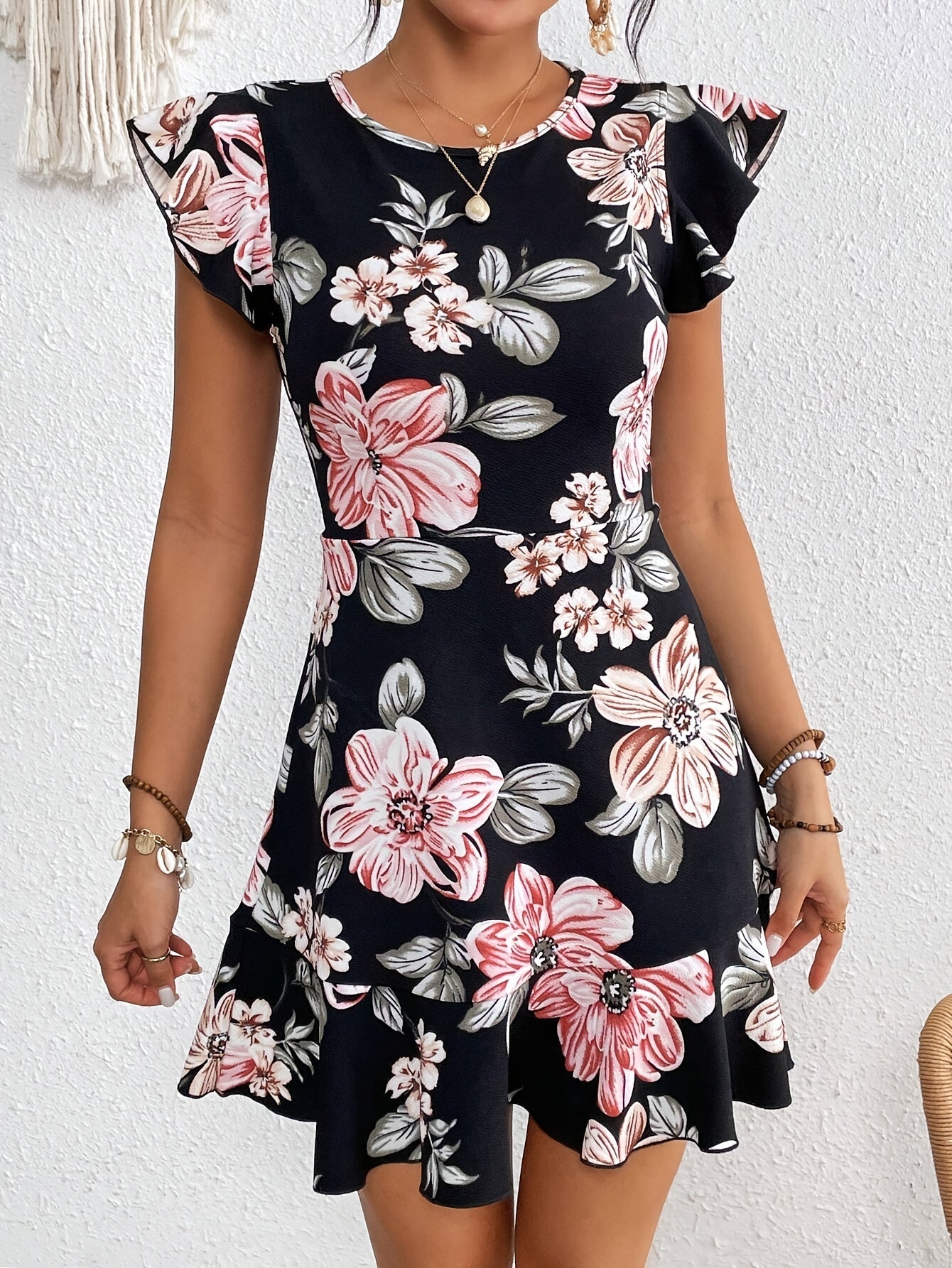 Elegantes Blumenkleid mit Volants – in bunten Farben