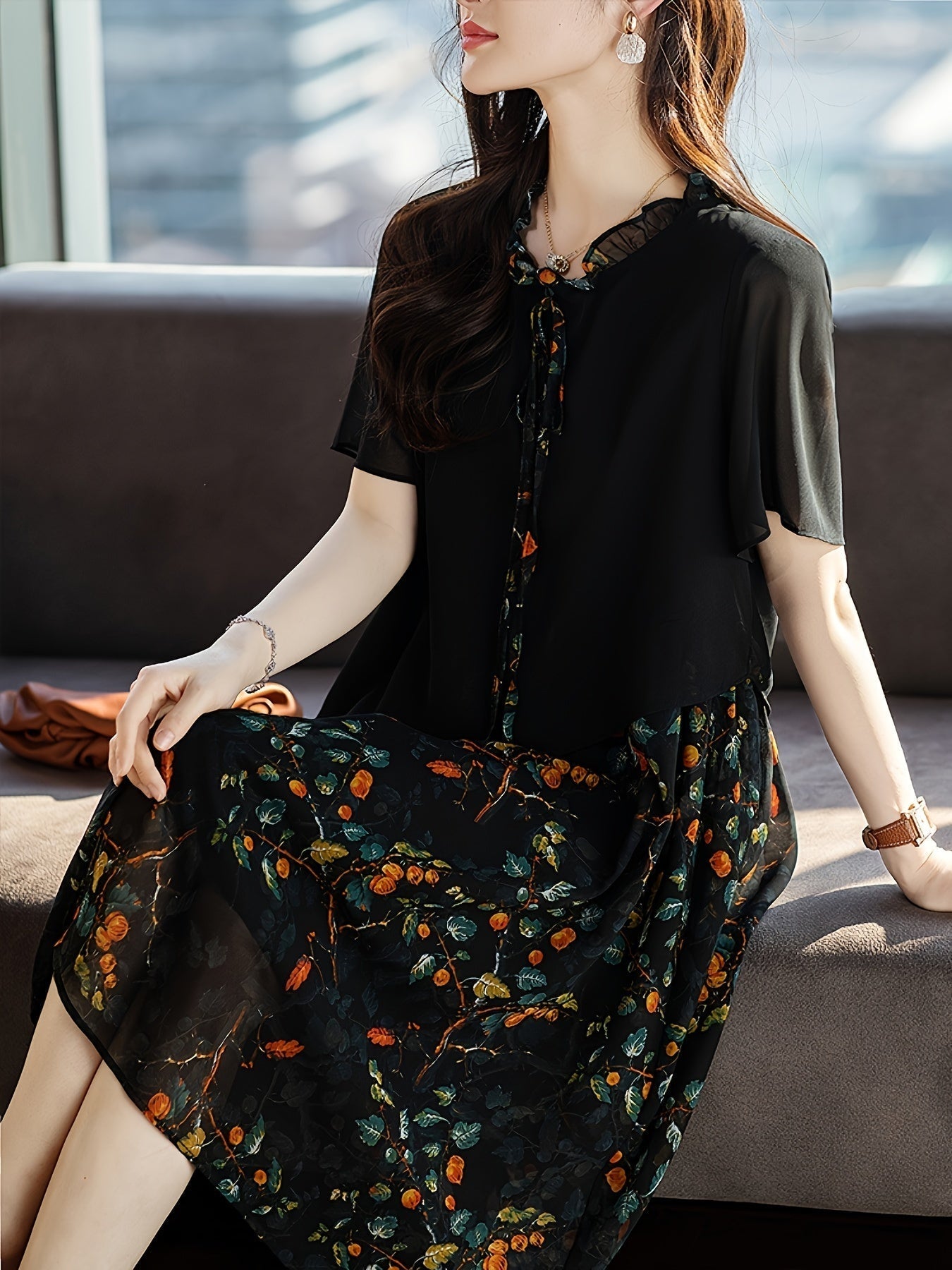 Elegantes Midikleid aus Blumen mit Spitzenkragen