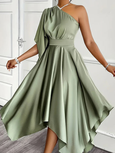 Satinkleid mit One-Shoulder-Design – Rüschärmel, asymmetrischer Saum, figurbetontes Modell, luxuriöses Abendkleid