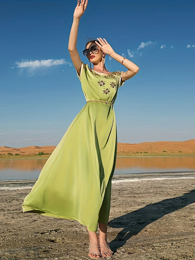 Satiniertes Midikleid in Avocado-Grün – handverzierte Zirkonia, elegantes, schimmerndes Cocktailkleid