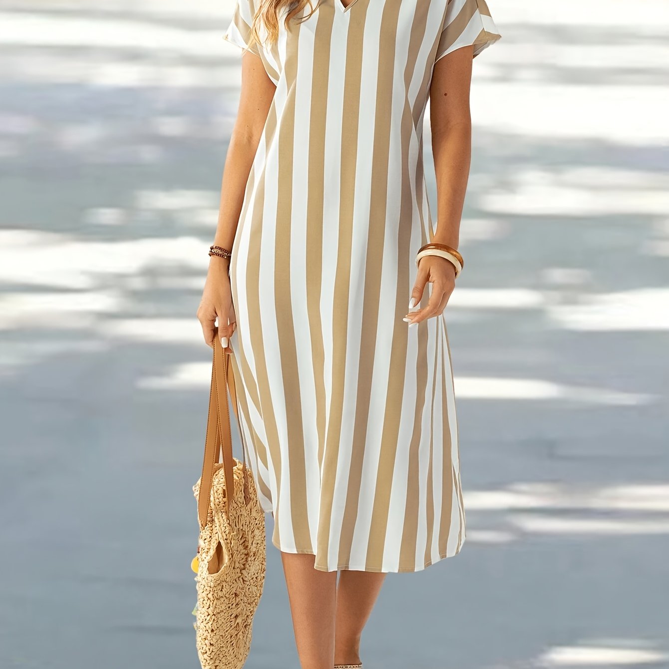Elegantes Midikleid mit V-Ausschnitt und Streifen – in Beige und Weiß
