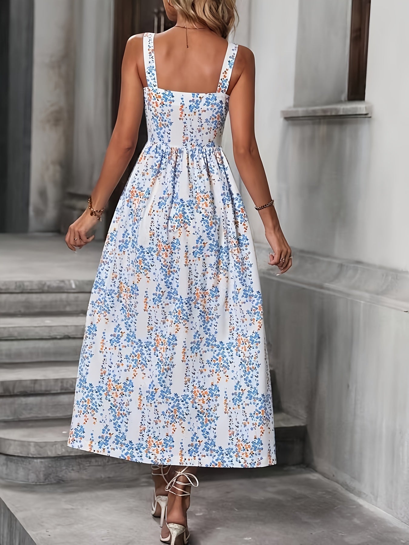 Weißes sommerliches Maxikleid mit Blumenmuster und Knöpfen