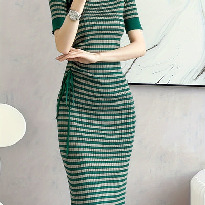 Elegantes Bodycon-Kleid mit kurzen Ärmeln - Gestreift mit Knitterfalte